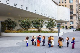 Foto der Filzskulpturen vom Post Mortem Felted Club der Künstlerin Simone Westphalauf dem Weg ins Guggenheim Museum